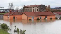 Poplave so prejšnji teden znova prizadele družino Atlija, ki živi na 
ankaranski bonifiki. Občina Ankaran jim je priskočila na pomoč in 
jih namestila v bungalove v Adrii Ankaran. 
