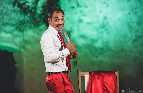 Tadej Toš bo zaznamoval spletno silvestrsko popoldne koprskega gledališča.  