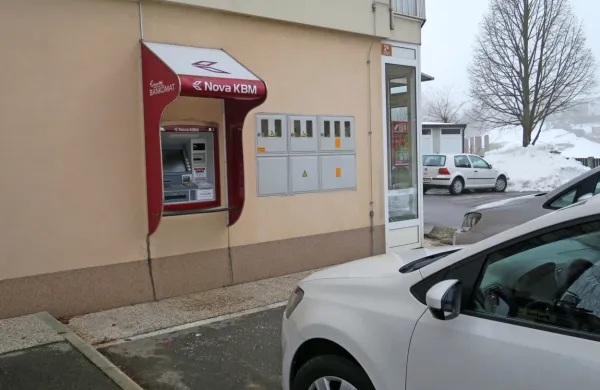 Godovič je ohranil bankomat, sedem kilometrov oddaljeni in večji 
Črni Vrh pa je ostal brez njega in brez pošte. 