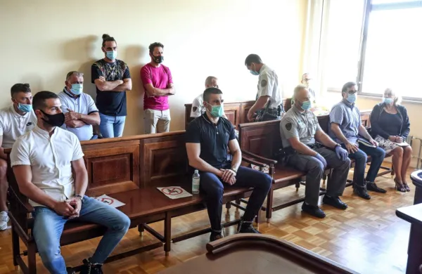 Trojica obtoženih, Aris Alibašić in Gregor Setnikar (prva z leve) ter 
Aleksander Vettorazzi (drugi z desne)  na predobravnavnih narokih 
niso priznali krivde, na začetku sojenja  se je zagovarjal le  
Vettorazzi.  