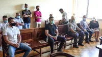 Trojica obtoženih, Aris Alibašić in Gregor Setnikar (prva z leve) ter 
Aleksander Vettorazzi (drugi z desne)  na predobravnavnih narokih 
niso priznali krivde, na začetku sojenja  se je zagovarjal le  
Vettorazzi.  