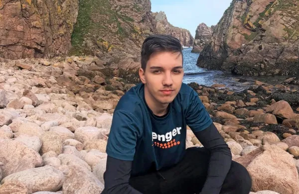 Jaka Godejša se je izkazal z idejo, kako po covidu reševati islandski 
turizem, medtem pa skozi projekt LocalsFromZero skupaj z 
drugimi študenti Turistice išče načine, kako pomagati lokalnim 
ponudnikom, ki se želijo udejstvovati v turizmu. 
