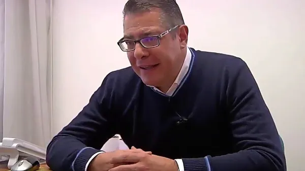 Filippo Focardi, avtor knjige Nel cantiere della memoria (V 
delavnici spomina), poučuje sodobno zgodovino na Univerzi v 
Padovi in je dober poznavalec odnosov med Italijo in Slovenijo.
