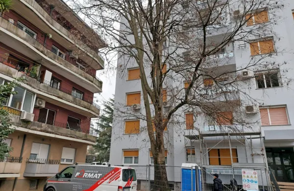 Eden od argumentov je bil, da je treba posekati drevo, sicer ne morejo obnoviti fasade. Drevo še stoji, 
fasado pa so medtem kljub temu že obnovili ...  