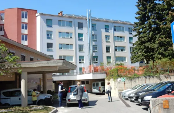 V sežanskem domu upokojencev, ki je izredno dolgo kljuboval   
novemu koronavirusu,  se je ta po vdoru prejšnji petek bliskovito 
razširil.