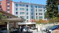 V sežanskem domu upokojencev, ki je izredno dolgo kljuboval   
novemu koronavirusu,  se je ta po vdoru prejšnji petek bliskovito 
razširil.