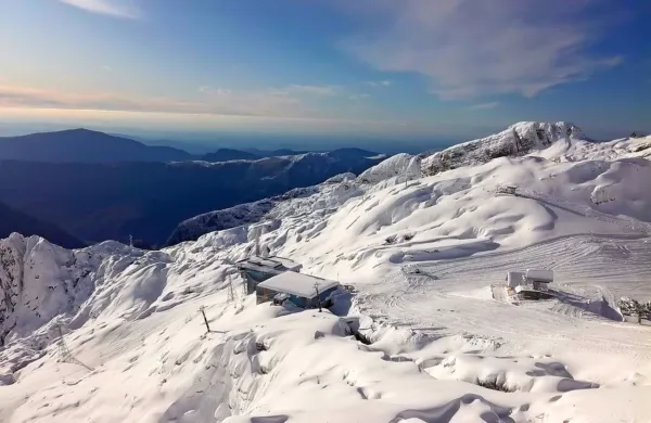 Na Kaninu so spet dobili elektriko in delajo na polno, da bi 
smučišče čim prej usposobili. Danes bodo dokončno  potrdili, ali ga 
bodo jutri odprli.  V Cerknem za zdaj ostajajo zaprti.