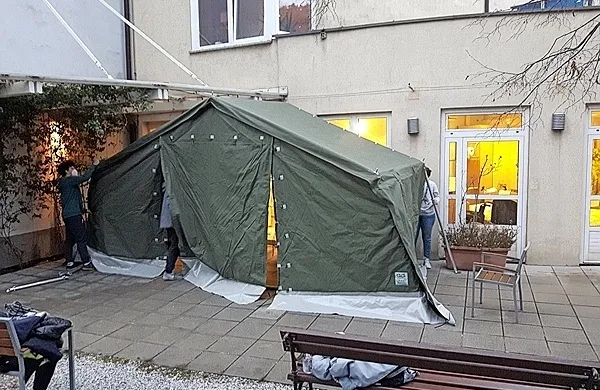 Tako so sežanski taborniki v četrtek zvečer pred vhodom v dom 
postavili  šotor, ki bo služil kot “filter” cona”.

