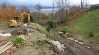 Pod usadom v zaselku Kompari gradijo  podporno zložbo iz kamna 
in betona ter urejajo  odvodnjo meteorne vode.