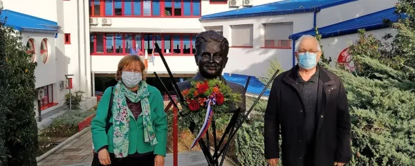 Antonu Ukmarju so se člani Zveze borcev poklonili pred osnovno šolo na Markovcu (leva fotografija), Dušanu Bordonu pa pred osnovno šolo v Semedeli. 