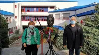 Antonu Ukmarju so se člani Zveze borcev poklonili pred osnovno šolo na Markovcu (leva fotografija), Dušanu Bordonu pa pred osnovno šolo v Semedeli. 