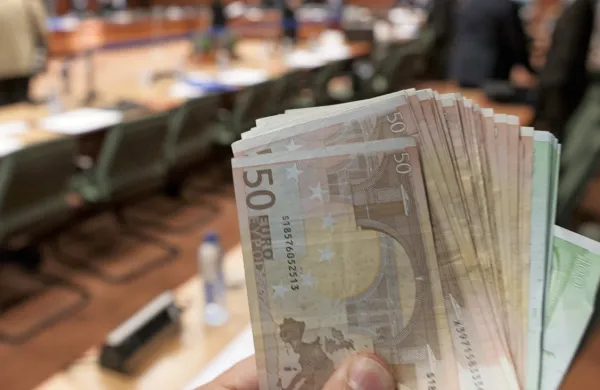 Po navedbah CNVOS se z ukinitvijo sklada za nevladne organizacije jemlje denar mrežam prostovoljcev, Karitasu, športnim 
organizacijam, blokira se razvoj nevladnega sektorja in zaustavlja 
pritok evropskega denarja.