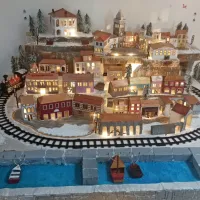 Mesto obdajajo železniški tiri, ki ponazarjajo Parencano.