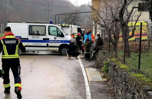 Prostovoljni gasilci iz Rakitovca so s poklicnimi kolegi iz Kopra, 
reševalci,   policisti in vojaki pomagali migrantki, ki je včeraj ponoči 
rodila v gozdu nad vasjo. 