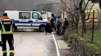 Prostovoljni gasilci iz Rakitovca so s poklicnimi kolegi iz Kopra, 
reševalci,   policisti in vojaki pomagali migrantki, ki je včeraj ponoči 
rodila v gozdu nad vasjo. 