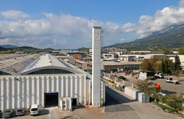 Občina s spremembo odloka znižuje nadomestilo zazidanim 
stavbnim zemljiščem za gospodarske  dejavnosti v mestu,  ostali 
bodo plačali enako kot letos.