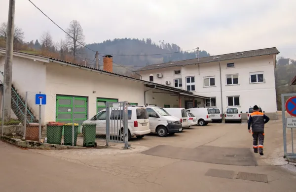 Komunala je morala  zastaviti upravno stavbo, ki je za nameček še 
prekomerno radioaktivna.