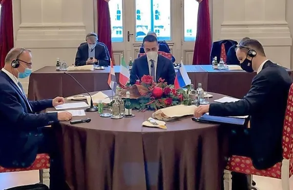 Anže Logar je po sestanku povedal, da  je zadovoljen, da so se 
ministri  pogovarjali “v duhu sodelovanja”.