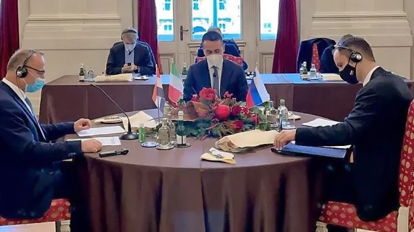 Anže Logar je po sestanku povedal, da  je zadovoljen, da so se 
ministri  pogovarjali “v duhu sodelovanja”.