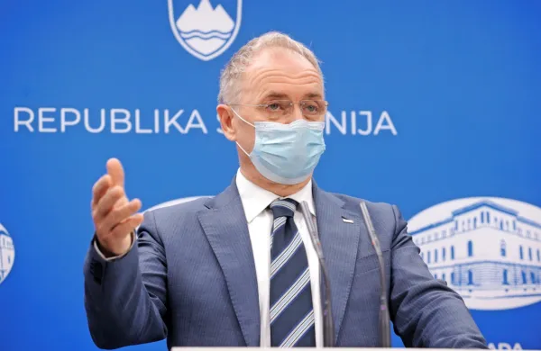 Notranji minister Aleš Hojs je prepričan, da bi, če bi vlada med 
prazniki dovolila gibanje v nočnem času, mnogi to izkoriščali.