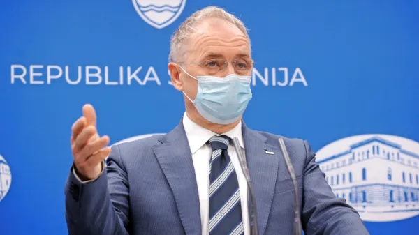 Notranji minister Aleš Hojs je prepričan, da bi, če bi vlada med 
prazniki dovolila gibanje v nočnem času, mnogi to izkoriščali.