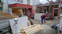 V sežanskem  domu so včeraj nameščali ovire med conami, a bodo 
te kmalu odveč, saj je okuženih že 165 od 179 stanovalcev. 