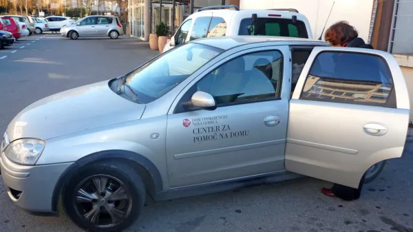 Z dodatnimi oskrbovalkami bodo skrajšali vrsto za pomoč na 
domu. V novogoriški občini se bodo cene za uporabnike zvišale.