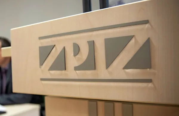 

Če bo vladni predlog poenostavitve postopka upokojevanja 
sprejet, bo delodajalec lahko delavca napotil na ZPIZ brez 
njegovega soglasja.