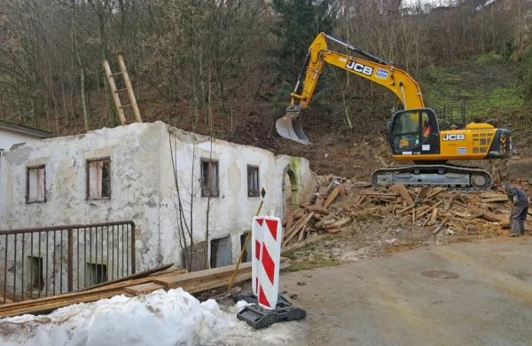 Vzorčno  Trnovcovo hišo projekta PIRH, ki je prinesel načrt  prenove 
v dve stanovanji, so minuli teden porušili.  