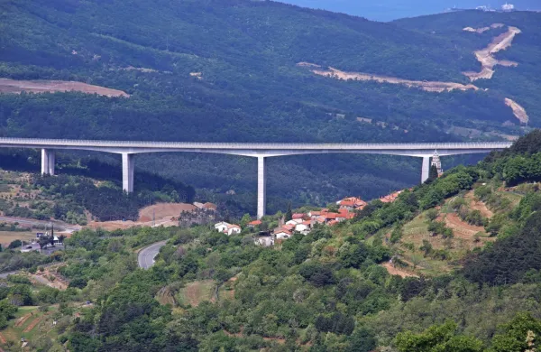 Državna revizijska komisija je kot neutemeljene zavrnila zahtevke 
za revizijo, ki so jih v postopku pravnega varstva pri oddaji posla 
za glavna gradbena dela na drugem tiru med Divačo in Koprom 
vložili štirje kitajski ponudniki.