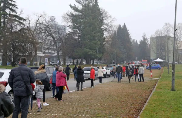 Gneča je nastala že okrog 9. ure in se je še stopnjevala, saj je ekipa 
iz Ljubljane zamudila in prišla šele po 10. uri.  Včeraj so odvzeli 325 
brisov. 
