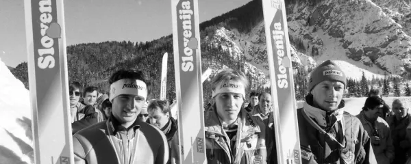 Na plebiscitni dan so slovenski skakalci - na levi je Franci Petek - 
skakali na novih elankah z napisom Slovenija.