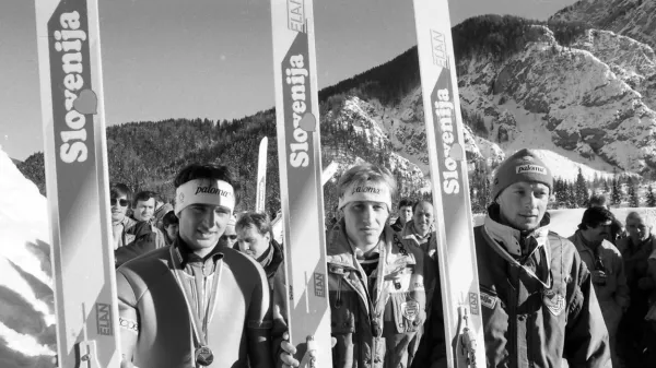 Na plebiscitni dan so slovenski skakalci - na levi je Franci Petek - 
skakali na novih elankah z napisom Slovenija.