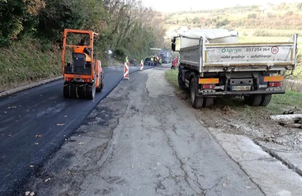 Stanovalci ob stari Šmarski cesti so nezadovoljni z nedavno 
obnovo in  preplastitvijo odseka tamkajšnjega cestišča.