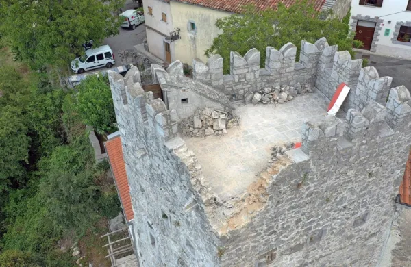 Taka razbitina je zazevala na kobdiljskem stolpu avgusta lani. Zdaj je že obnovljen, z denarjem 
ministrstva za kulturo pa bodo vsa dela plačana. 