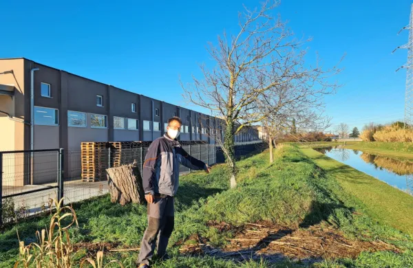 Klemen Božič kaže, kje je    nasip Badaševice nižji za približno 70 
centimetrov.