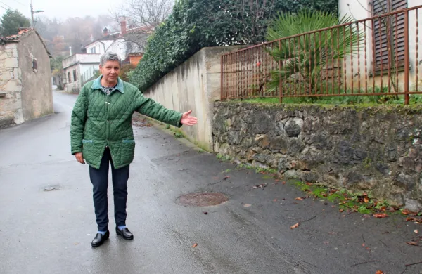 Dina Rihter iz Dola kaže zid, ob katerem je poleti pomagala visoko 
noseči Iračanki.  