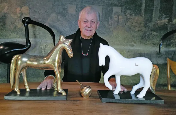  V letu praznovanja 440-letnice Kobilarne Lipica je iz svojega bogatega opusa Oskar Kogoj  izbral  
ikonična konja in z njima obogatil stalno umetniško zbirko Pomnika miru na Cerju. 