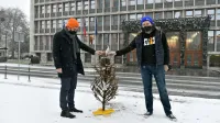 Študentski predstavniki so včeraj pred parlament prinesli novoletno smrečico, okrašeno s položnicami, ki na naslove študentov prihajajo kljub epidemiji.