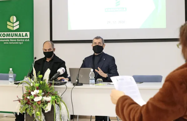 Darko Ličen in vodja službe za zbiranje odpadkov Dario Rolih (z 
leve). 