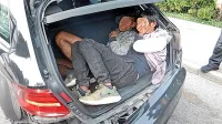 Bengalski vodič se je   skupaj s še dvema migrantoma skril v 
prtljažnik enoprostorca litovske registracije  (fotografija je simbolična).  