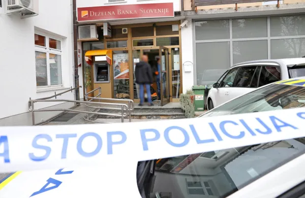 Čez mesec dni pa so si sicilijanski roparji za tarčo izbrali še 
dutovsko banko.  