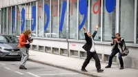 Pred ministrstvom za kulturo  še nikoli ni bilo tako živahno - in žalostno - kakor letos. 