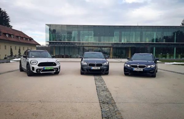 Trenutno ima skupina BMW 15 elektrificiranih modelov. Trije so popolnoma električni, 12 je 
priključnih hibridov, a do leta 2025 bo ponudba štela kar 25 modelov, več kot polovica teh bo 
popolnoma električnih. 