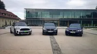 Trenutno ima skupina BMW 15 elektrificiranih modelov. Trije so popolnoma električni, 12 je 
priključnih hibridov, a do leta 2025 bo ponudba štela kar 25 modelov, več kot polovica teh bo 
popolnoma električnih. 