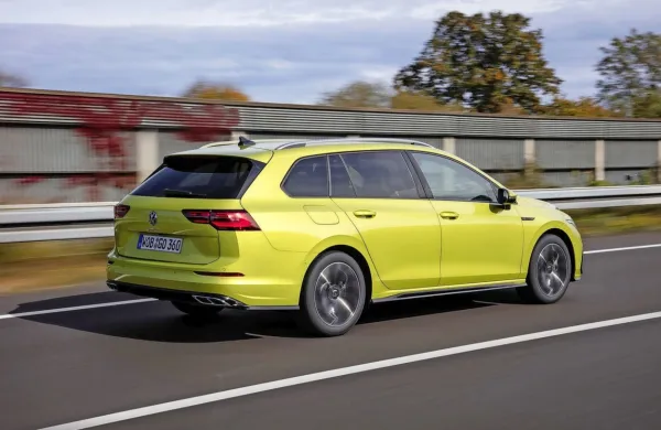 V prvi vrsti bo golf variant prepričal z velikim 611-litrskim 
prtljažnikom, šele nato prihaja na vrsto  pestra motorna ponudba. 
Na voljo so bencinski, dizelski in plinsko gnan motor.

