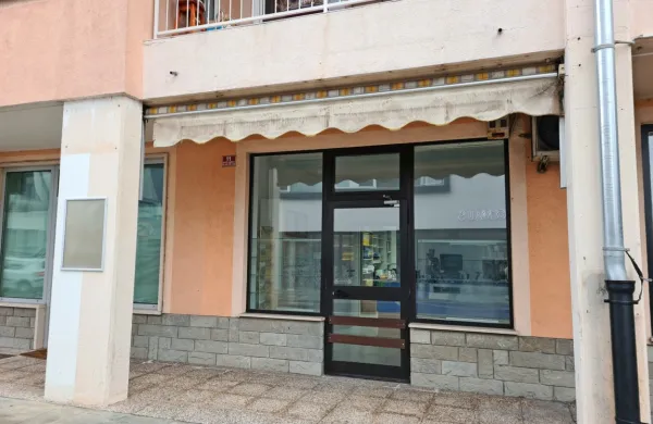 Papirnica in knjigarna DZS  na Vojkovem nabrežju je   dokončno 
zaprla vrata. 