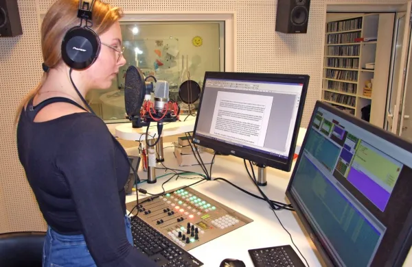 Klara Kavčič v studiu Cerkno, kjer so korenine radia Primorski 
val. 