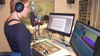 Klara Kavčič v studiu Cerkno, kjer so korenine radia Primorski 
val. 