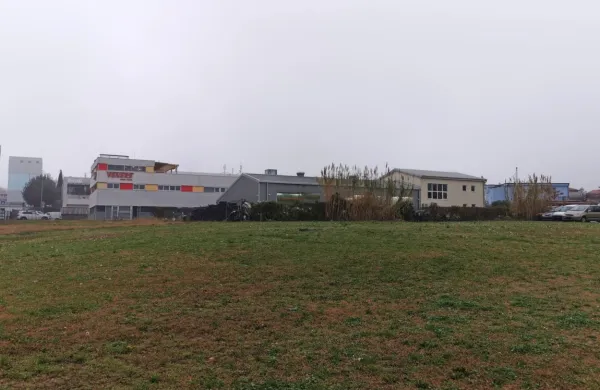 Na zdaj prostih površinah bo zrasel nov  gasilski dom, ki bo  dolg 
oziroma širok 35 oziroma 16,50 metra in visok 10 metrov.    